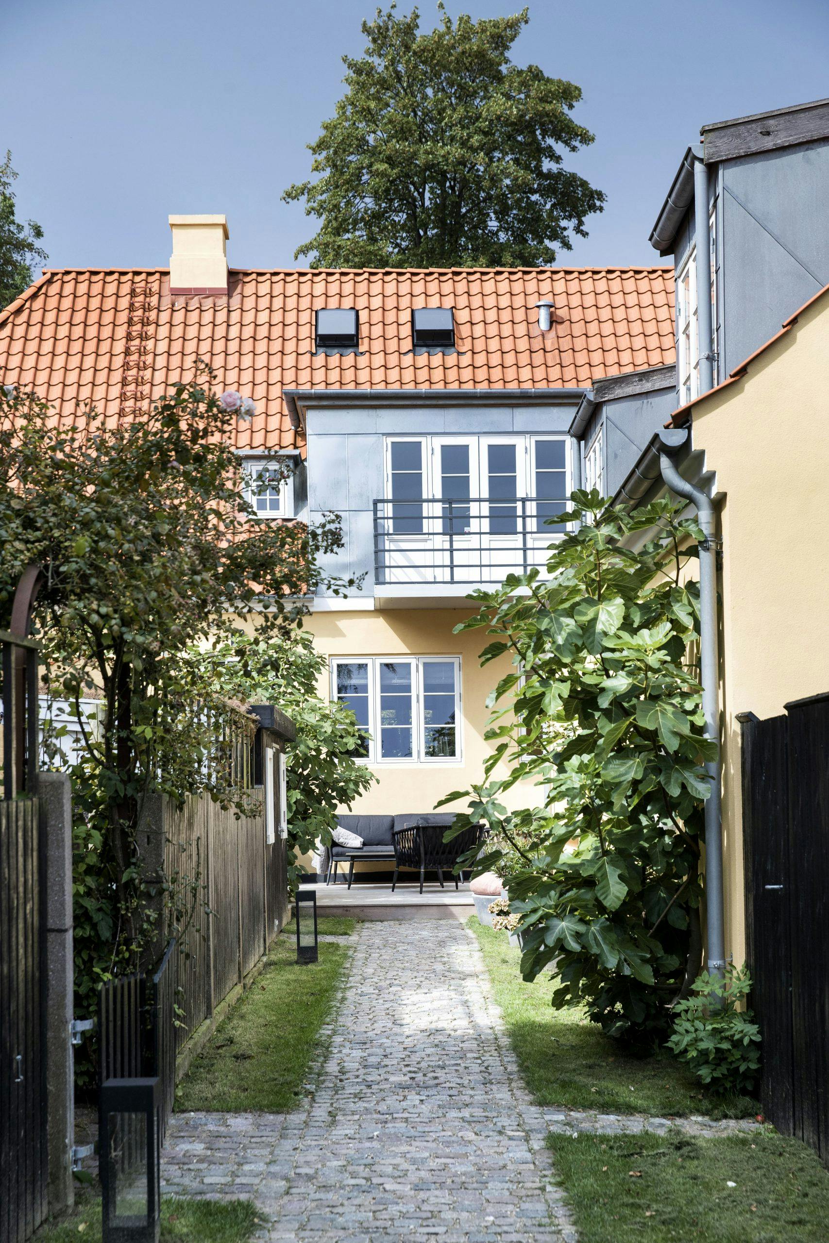 taarbaekbom200820 bKy2 Huset fra utsiden med masse planter